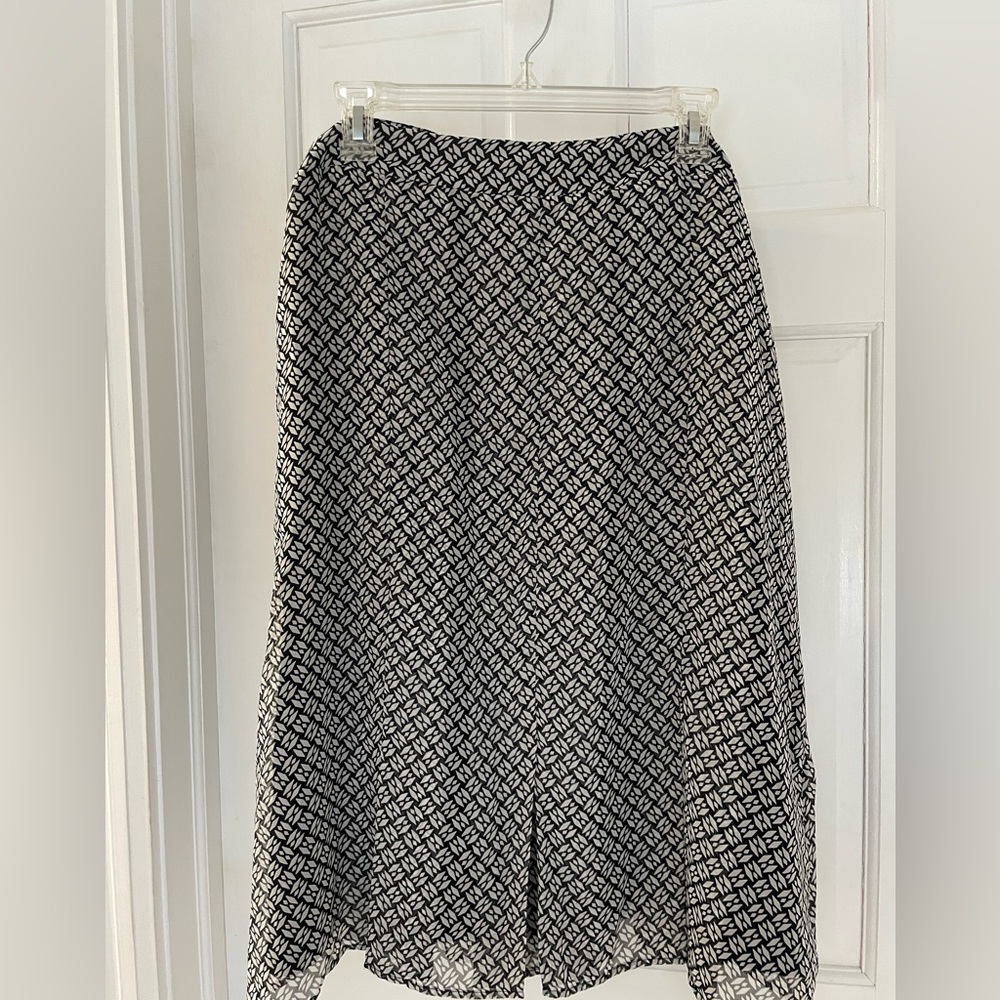 Size 16 black and off-white patterned diamond skirt